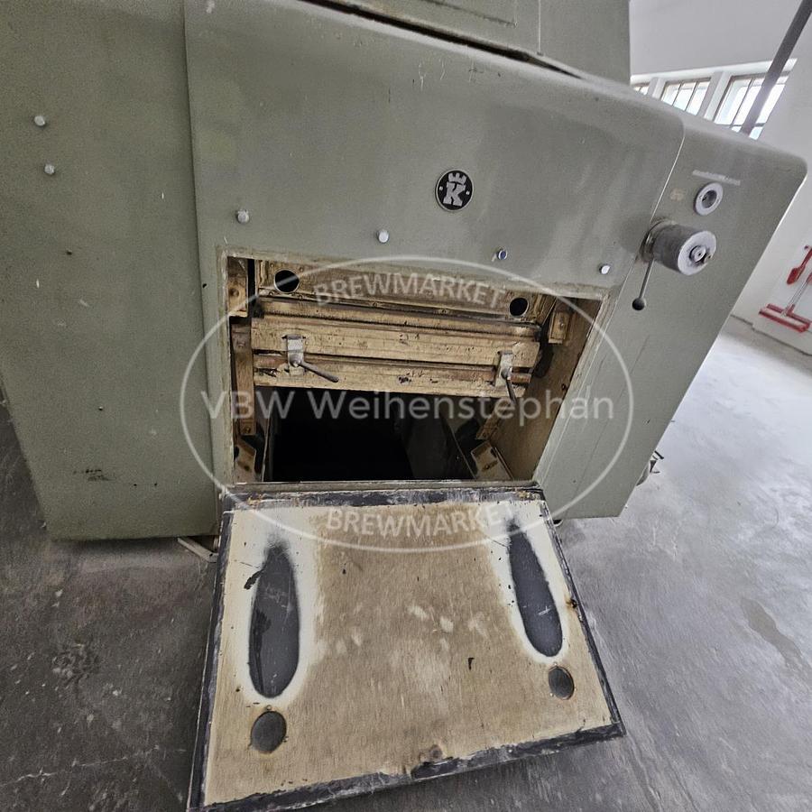 Used Six-roll crushing mill, including feed screw with conditioning