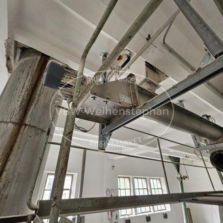 Used Six-roll crushing mill, including feed screw with conditioning