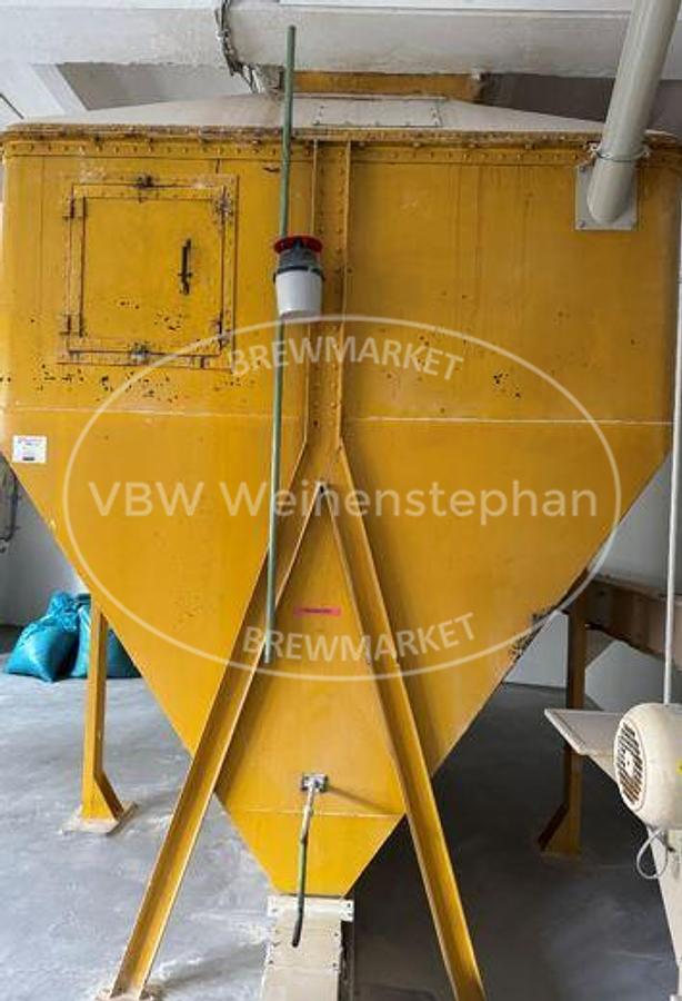 Used Six-roll crushing mill, including feed screw with conditioning