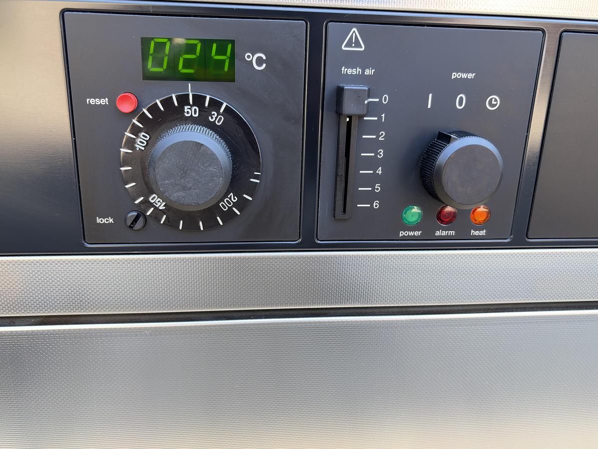 Used Memmert UM 100 Universal Laboratory Oven 230V 600W
