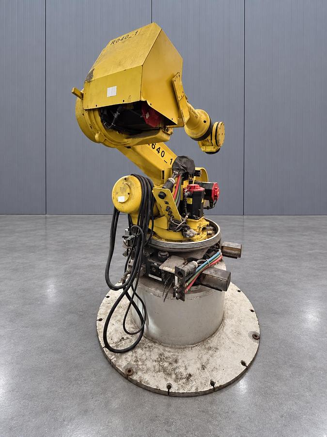 Used FANUC R-2000iA / 210F Robot 210kg R-J3iB Controller Teach Pendant 2650mm