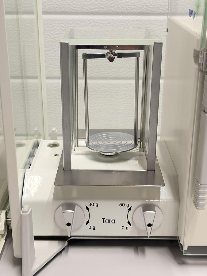 Used Mettler Toledo AT106 Mass Comparator / Precision Microbalance – 111 g / 1 µg