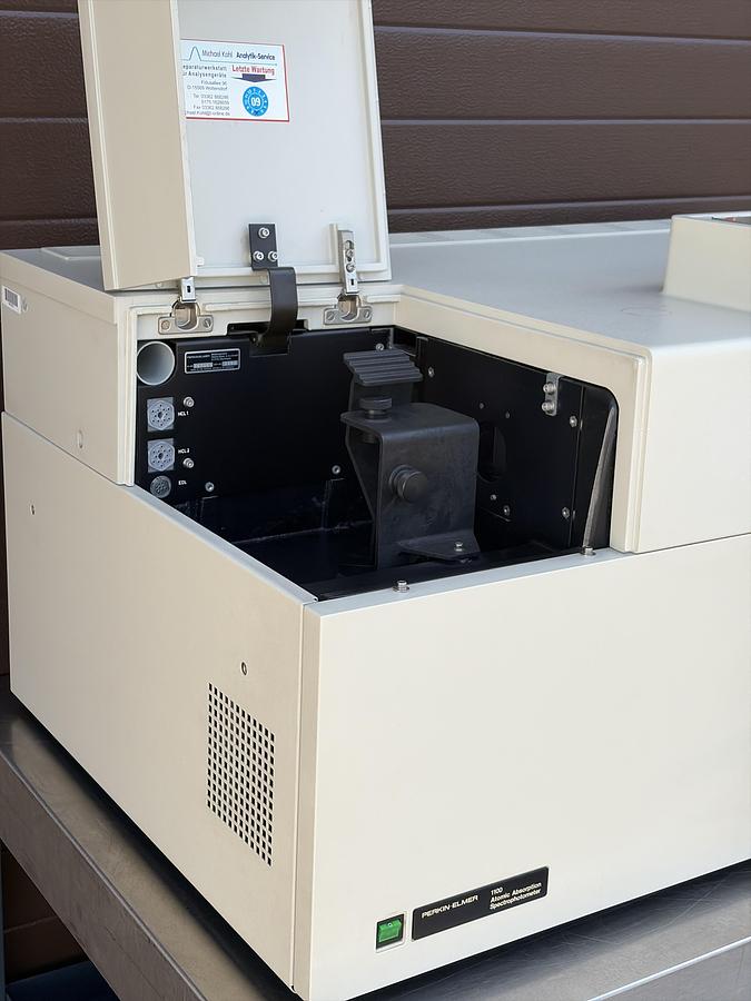 Used 2x SET Perkin-Elmer 1100 HPLC System with Autosampler and Accessories