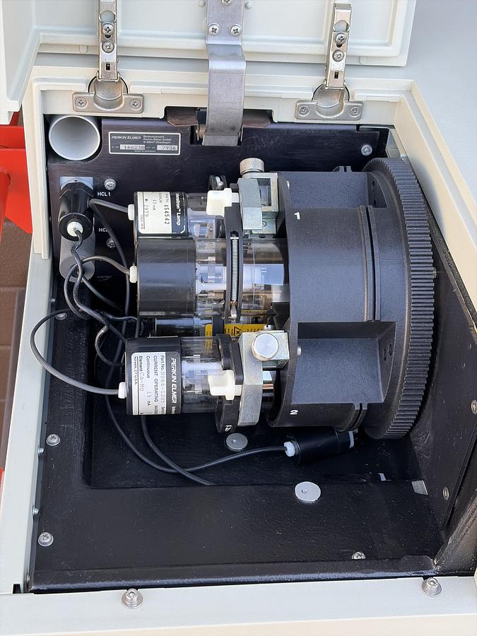 Used 2x SET Perkin-Elmer 1100 HPLC System with Autosampler and Accessories