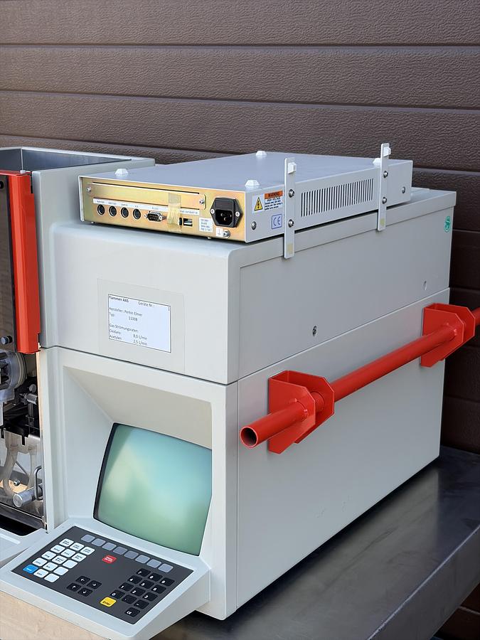 Used 2x SET Perkin-Elmer 1100 HPLC System with Autosampler and Accessories