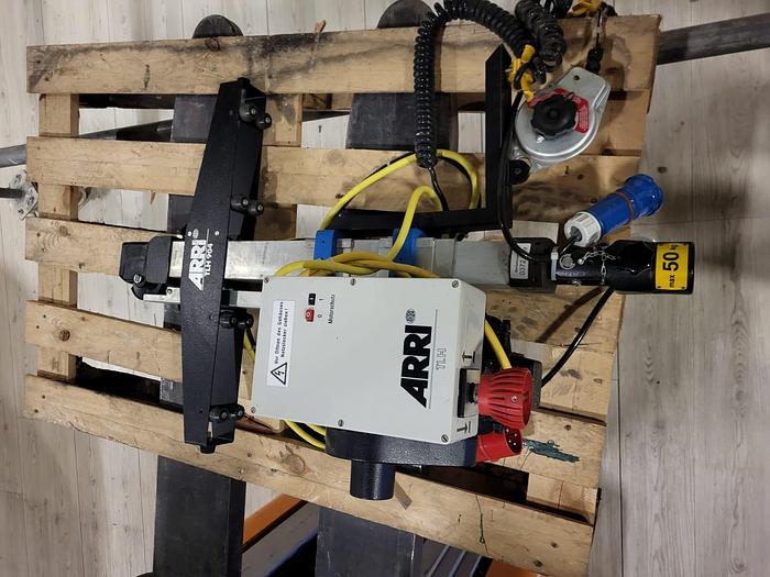 Used 10 x ARRI TLH 904 Studio ceiling telescopic hanger incl. Desisti Leonardo Spotlight