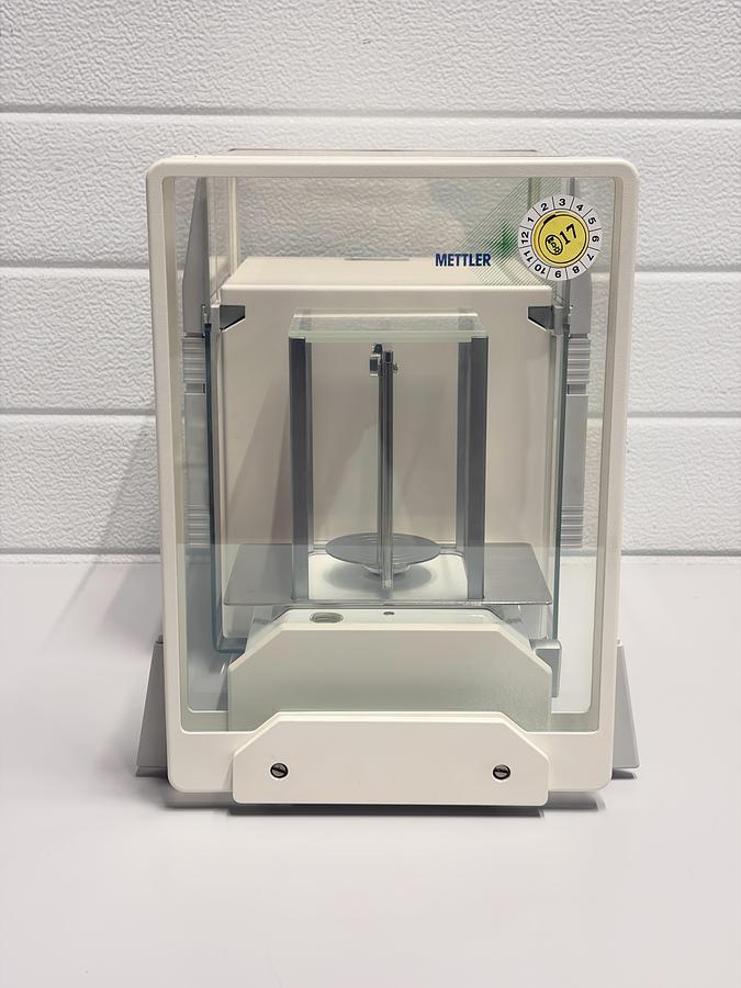 Used Mettler Toledo AT106 Mass Comparator / Precision Microbalance – 111 g / 1 µg