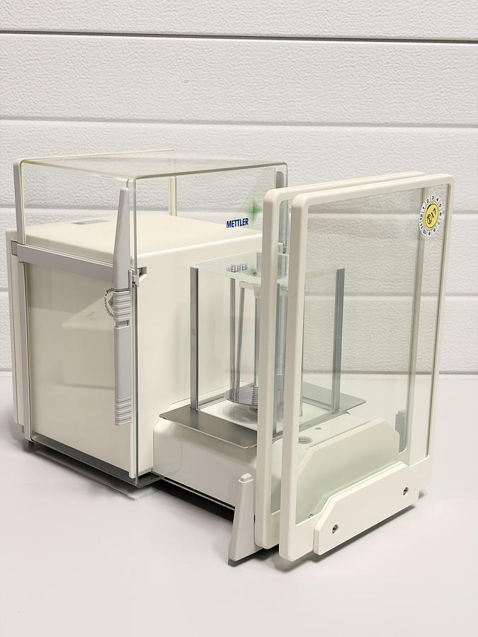 Used Mettler Toledo AT106 Mass Comparator / Precision Microbalance – 111 g / 1 µg