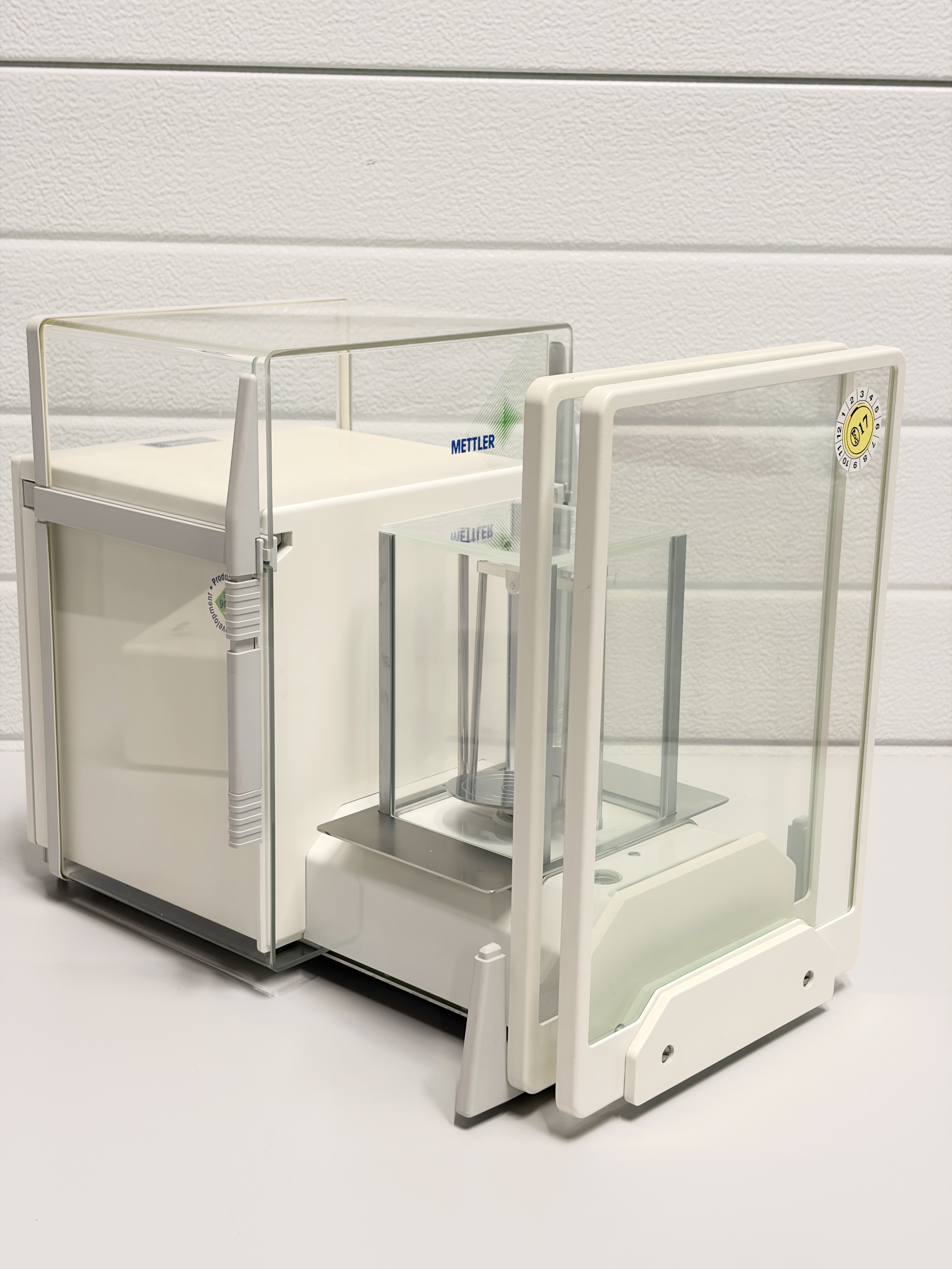 Used Mettler Toledo AT106 Mass Comparator / Precision Microbalance – 111 g / 1 µg