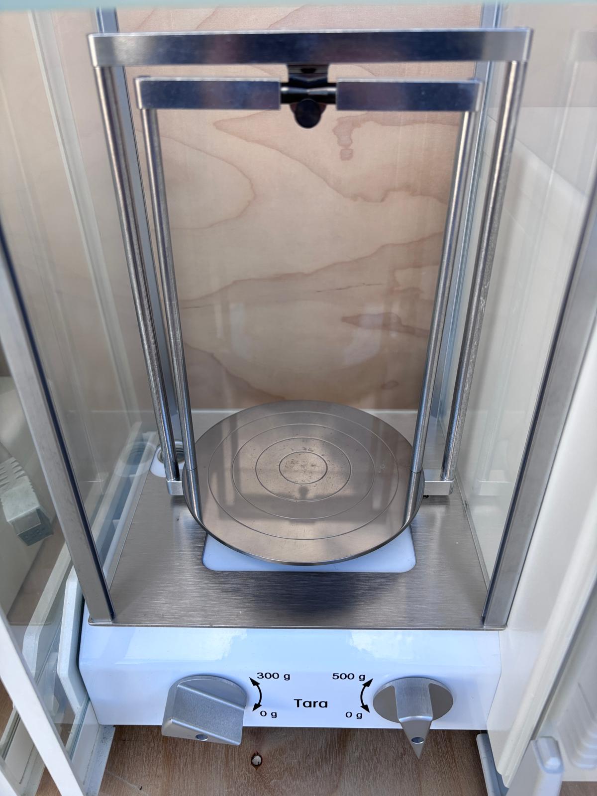 Used Mettler Toledo AT1005 Mass Comparator 1109 g 0.01 mg , Defective