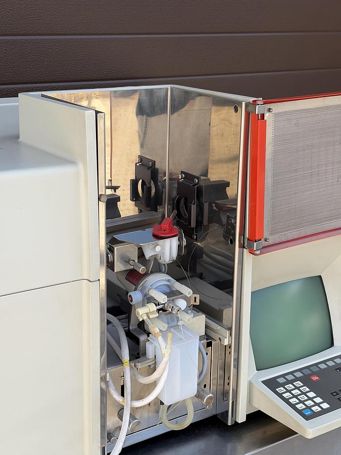 Used 2x SET Perkin-Elmer 1100 HPLC System with Autosampler and Accessories