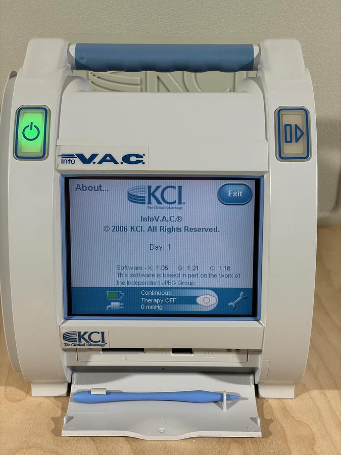 Used KCI Info V.A.C. VAC M6257766 Negative Pressure Wound Therapy Unit with Case