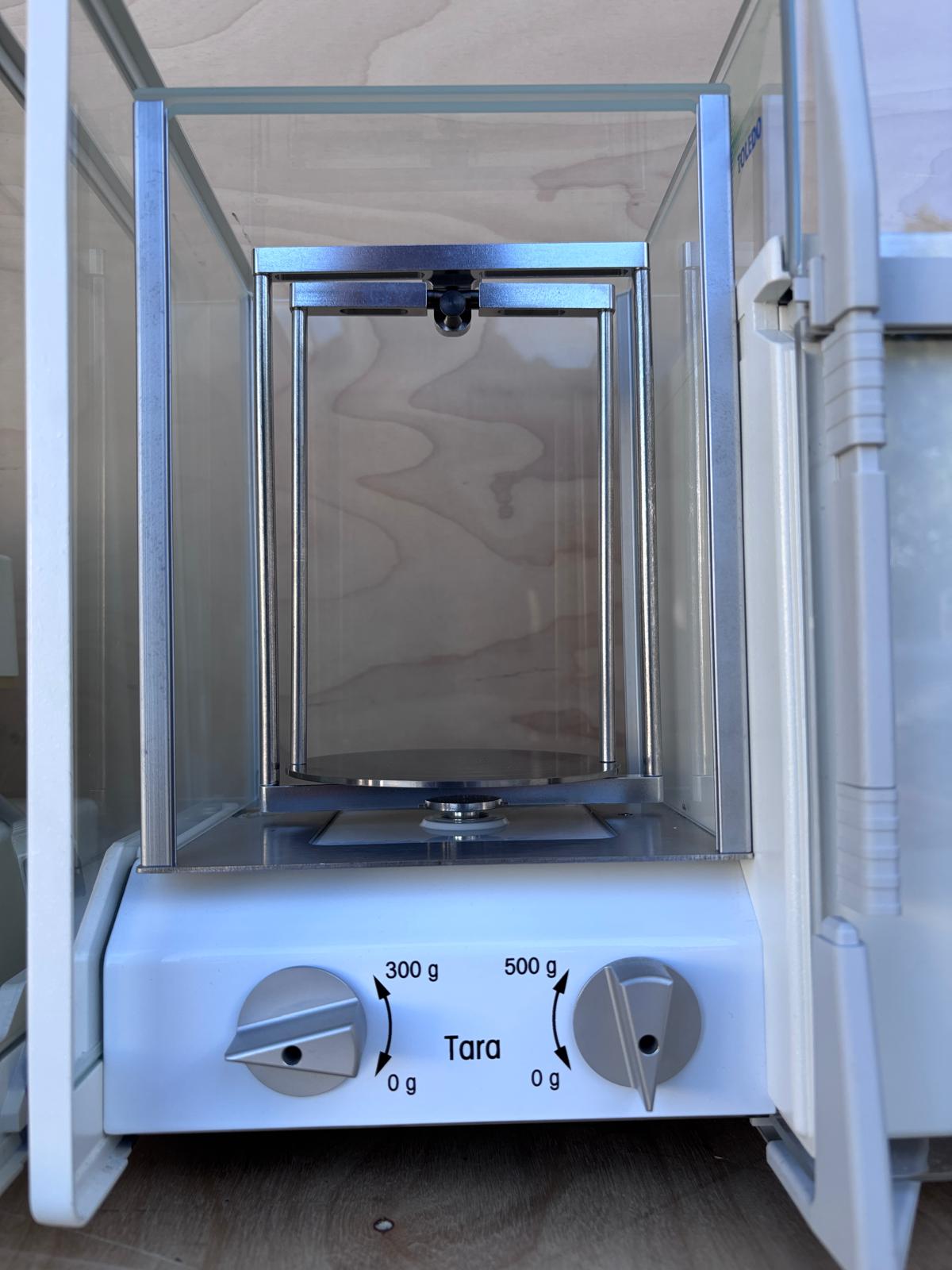 Used Mettler Toledo AT1005 Mass Comparator 1109 g 0.01 mg , Defective