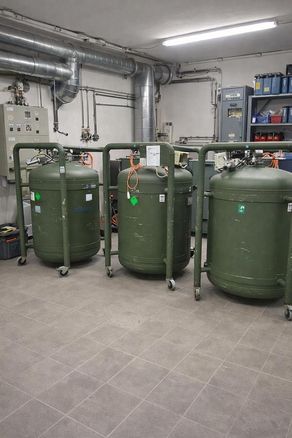 Used 3 x Cryotherm Stratos 1000 SL LHe Transport and Supply Vessel, 999 l, 1.5 bar, Aluminium