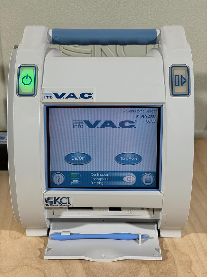 Used KCI Info V.A.C. VAC M6257766 Negative Pressure Wound Therapy Unit with Case