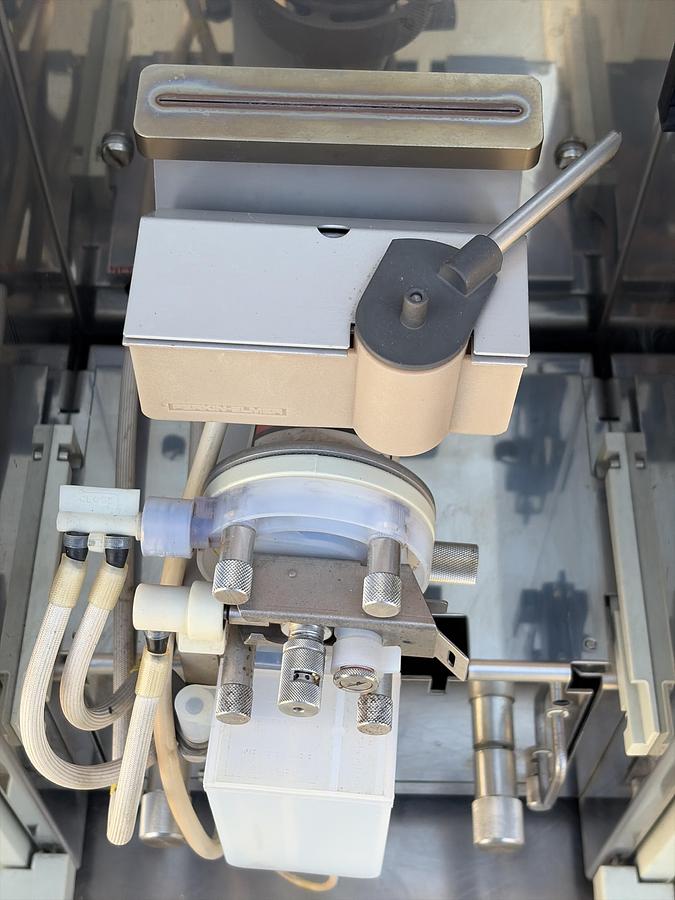 Used 2x SET Perkin-Elmer 1100 HPLC System with Autosampler and Accessories