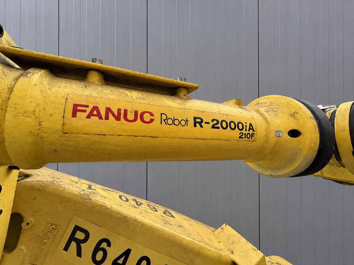 Used FANUC R-2000iA / 210F Robot 210kg R-J3iB Controller Teach Pendant 2650mm