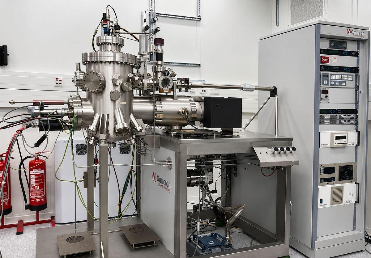Used Scienta Omicron ,  Omicron Nanotechnologie UHV MBE Multiprobe System EBVM 200
