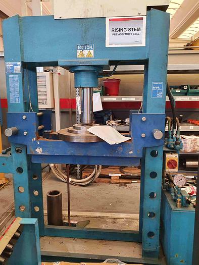 Used OMCN 100 T. HYDRAULIC PRESS