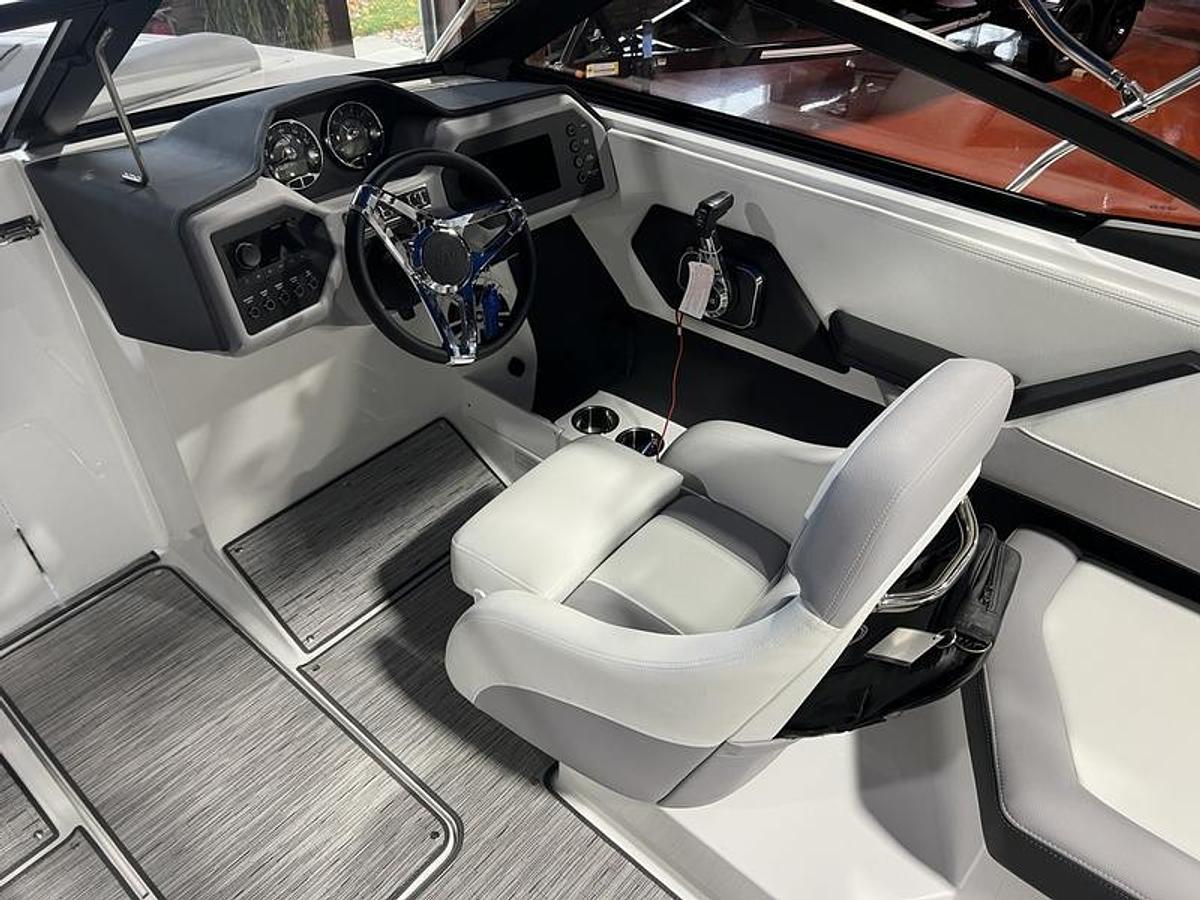2025 Cobalt Boats CS23