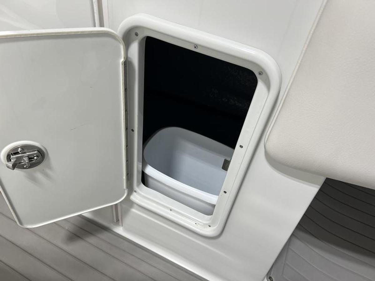 Used 2017 Crownline E4