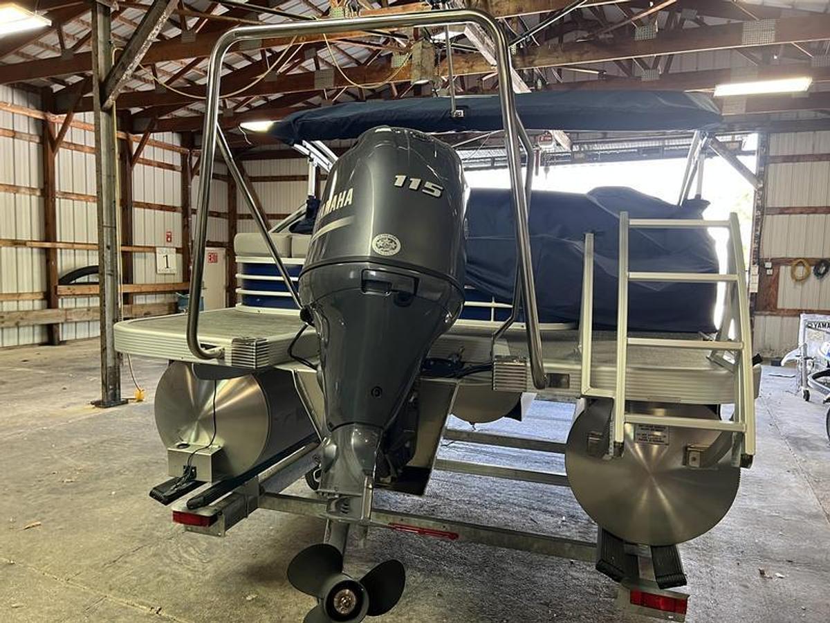 Used 2023 Bennington 22 SXSB
