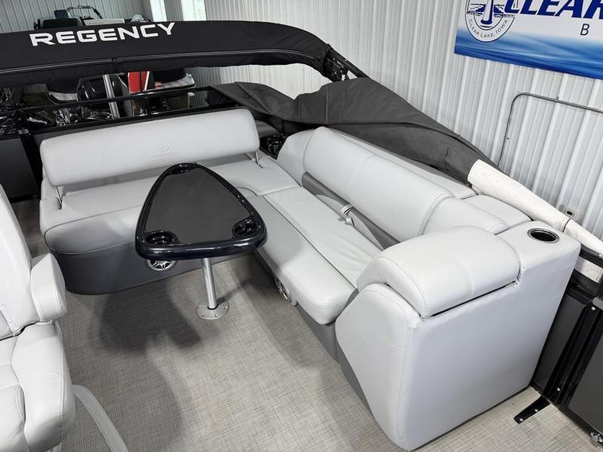 Used 2021 Tracker® Boats REGENCY 250 DL
