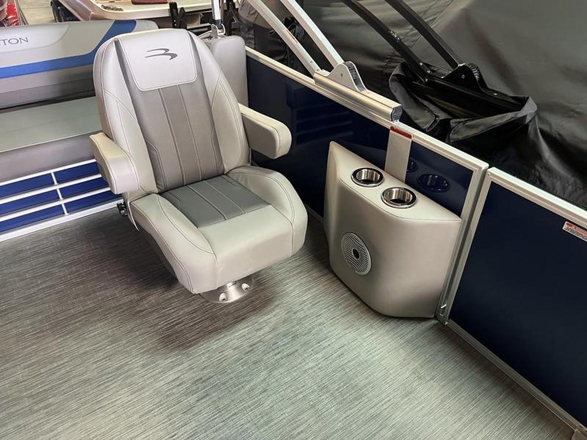Used 2023 Bennington 22 SXSB