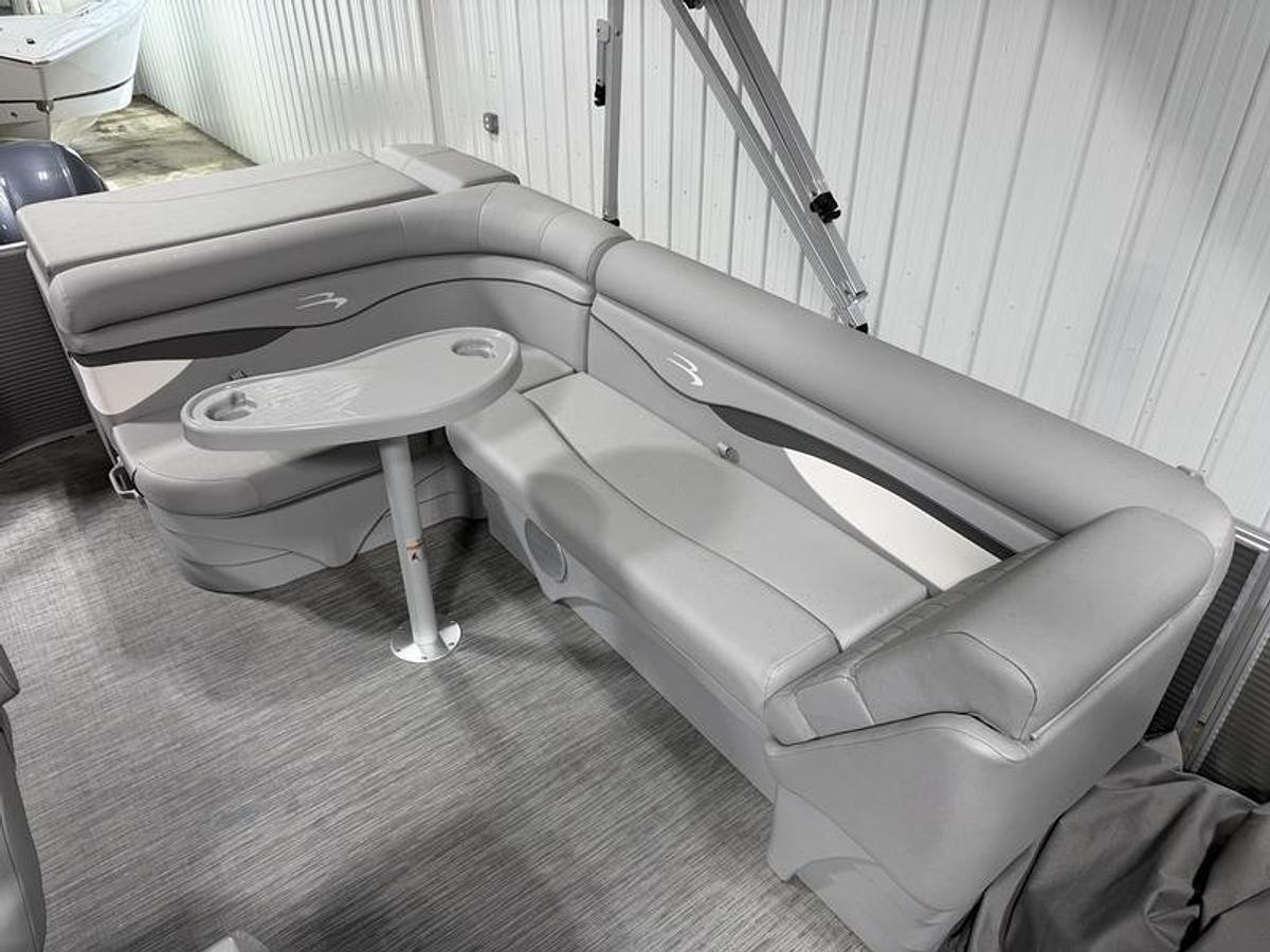 Used 2023 Bennington 22 SL