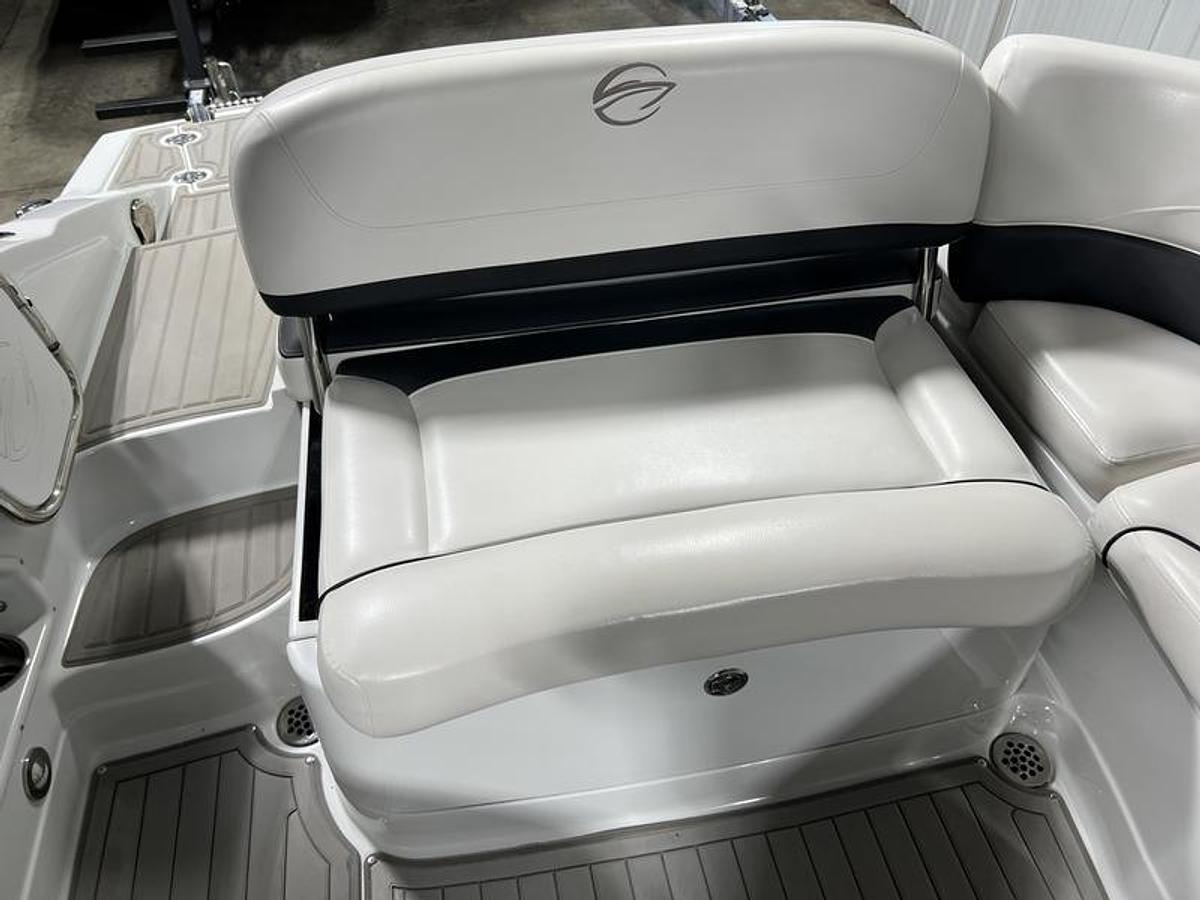 Used 2017 Crownline E4