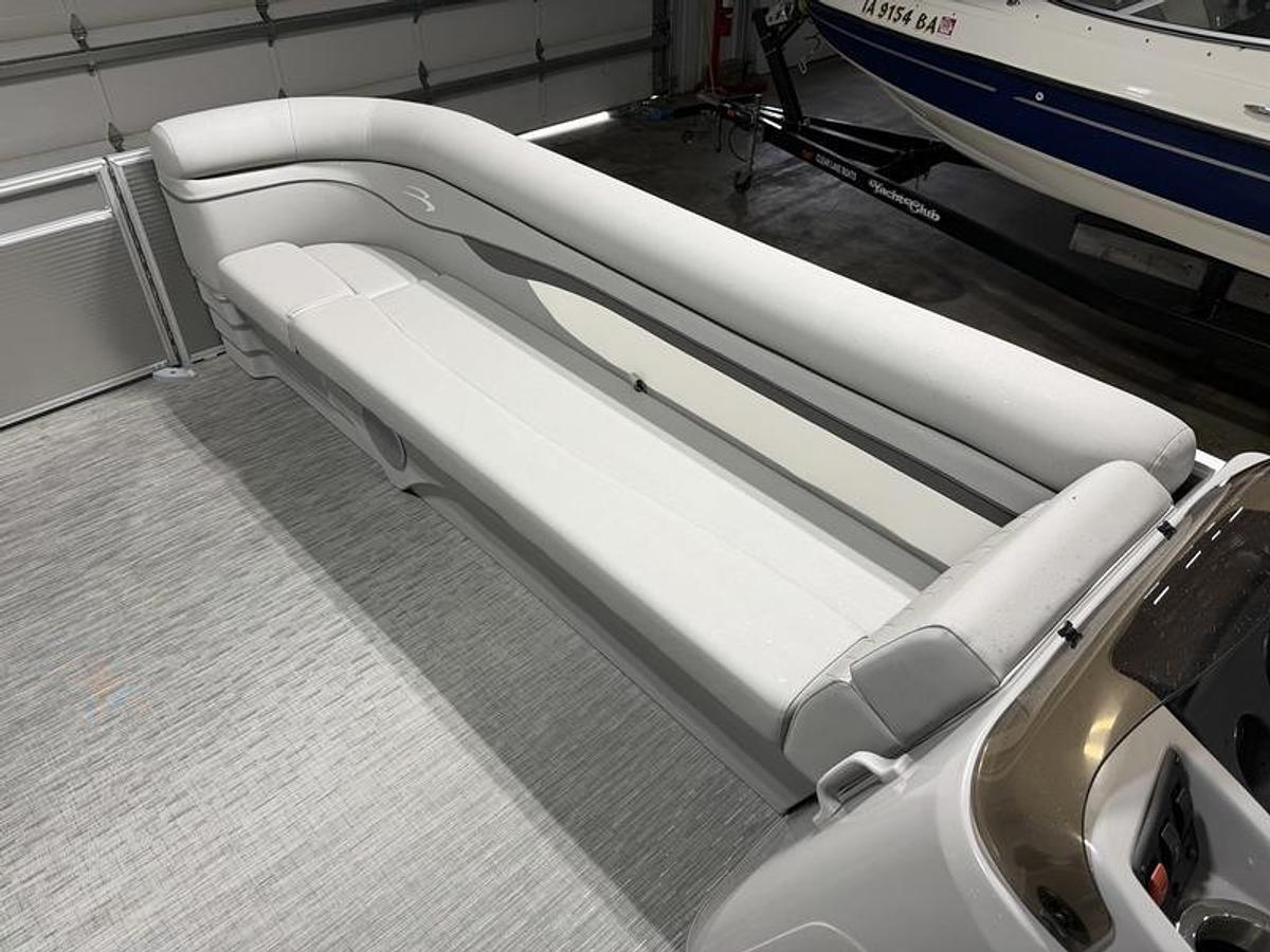 Used 2023 Bennington 22 SL
