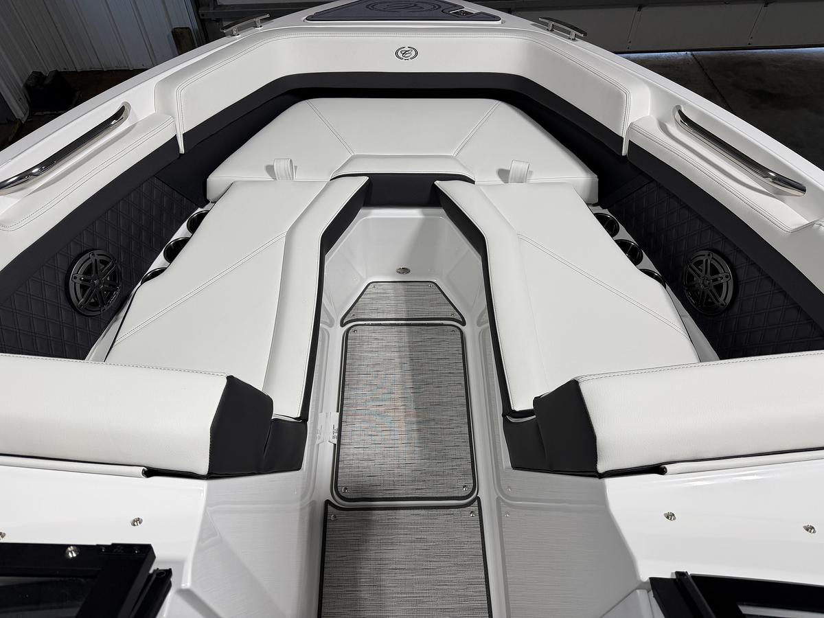 2027 Cobalt Boats R4