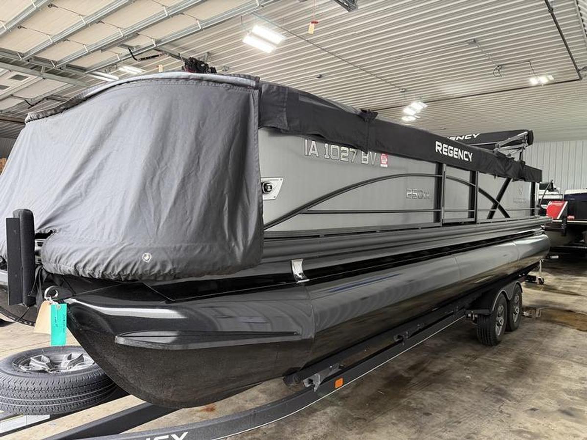 Used 2021 Tracker® Boats REGENCY 250 DL