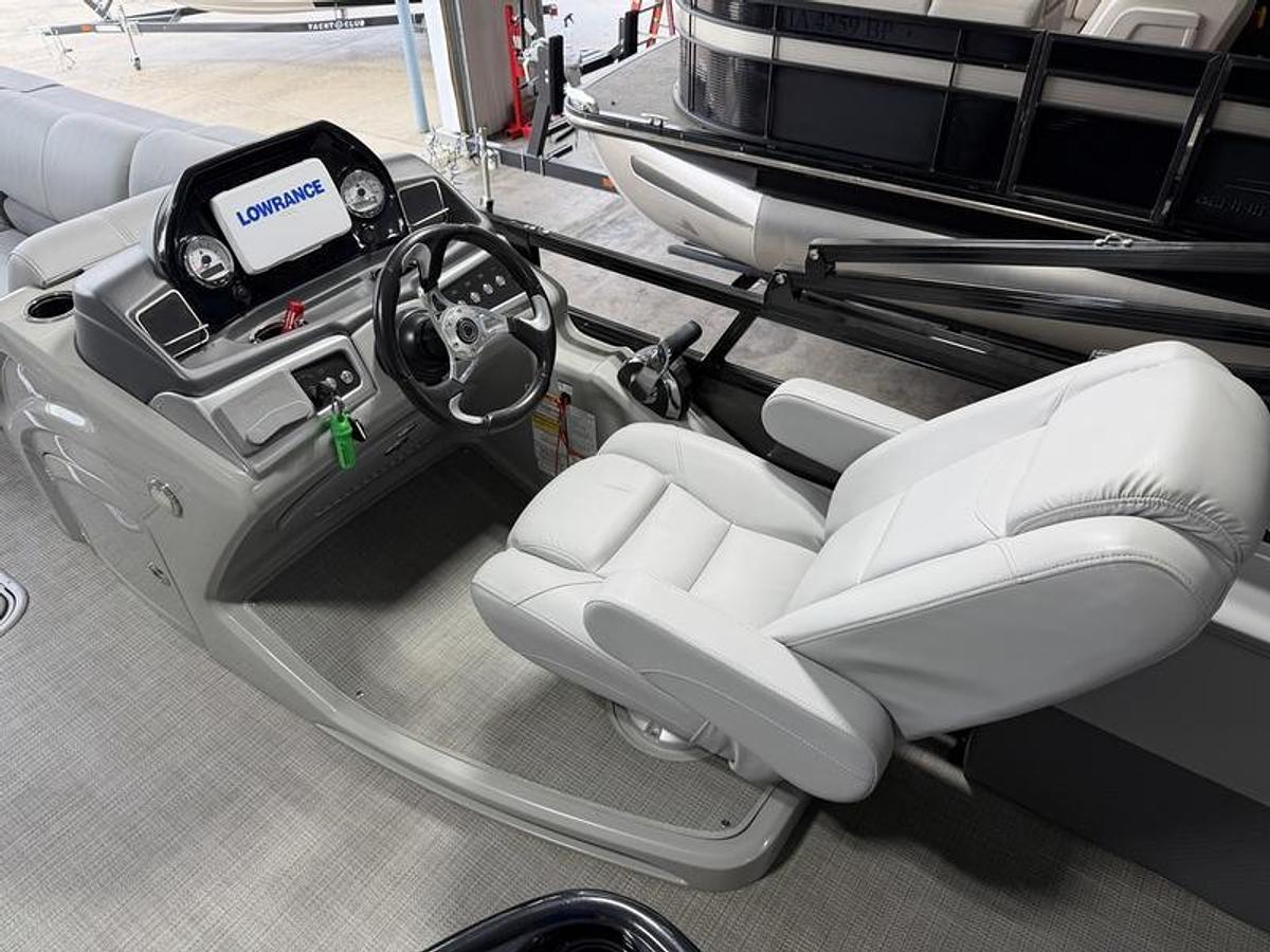 Used 2021 Tracker® Boats REGENCY 250 DL