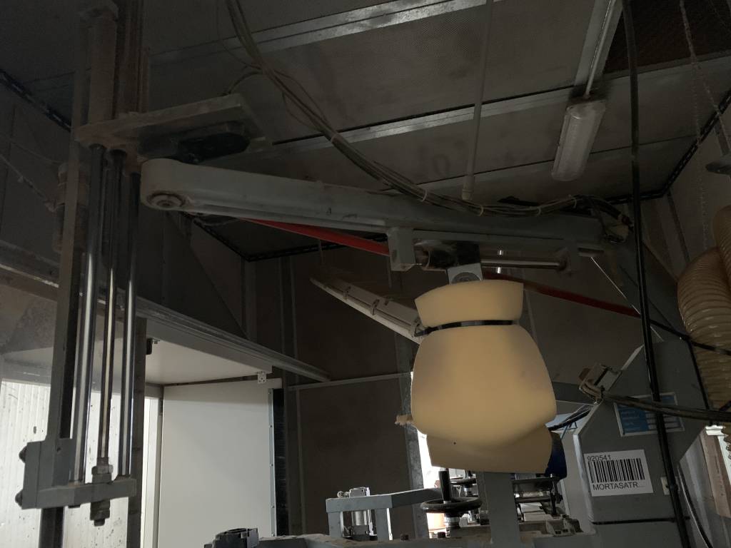 Ricondizionato Mortasatrice automatica Comec, con caricatore, per elementi di lettini per bambini