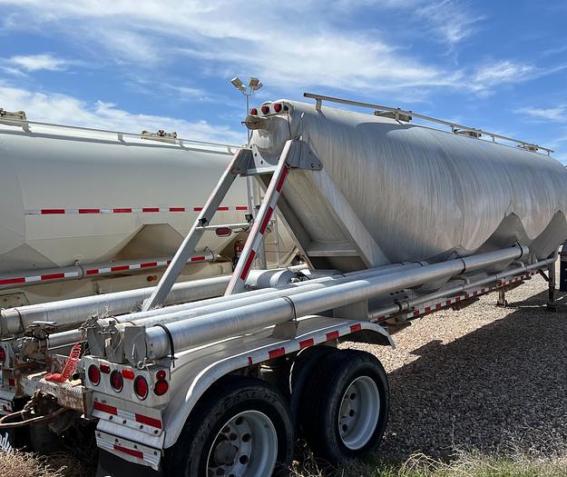 Used 2001 Heil Aluminum Pneumatic Trailer