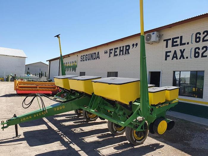 Usado Sembradora de surcos para maiz marca John Deere modelo 7000