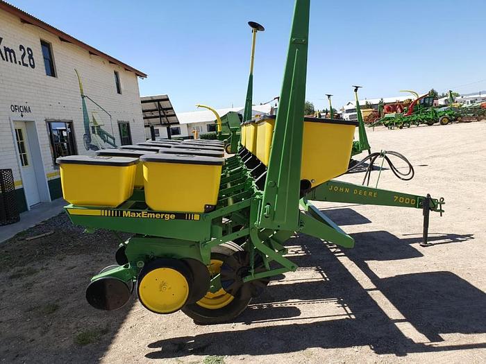 Usado Sembradora de surcos para maiz marca John Deere modelo 7000