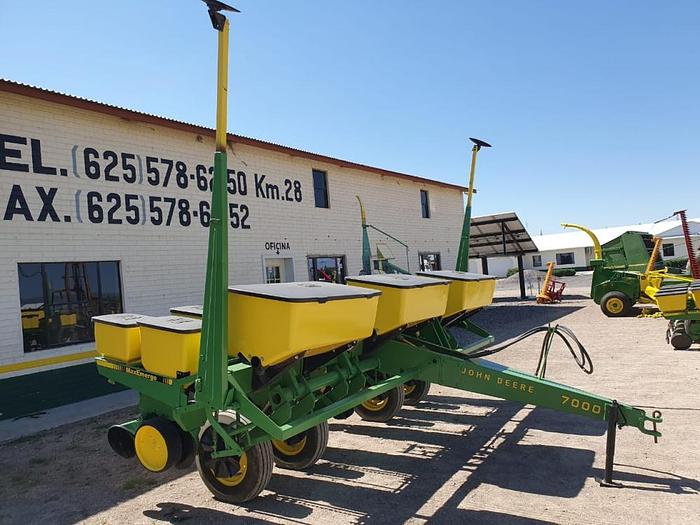 Usado Sembradora de surcos para maiz marca John Deere modelo 7000