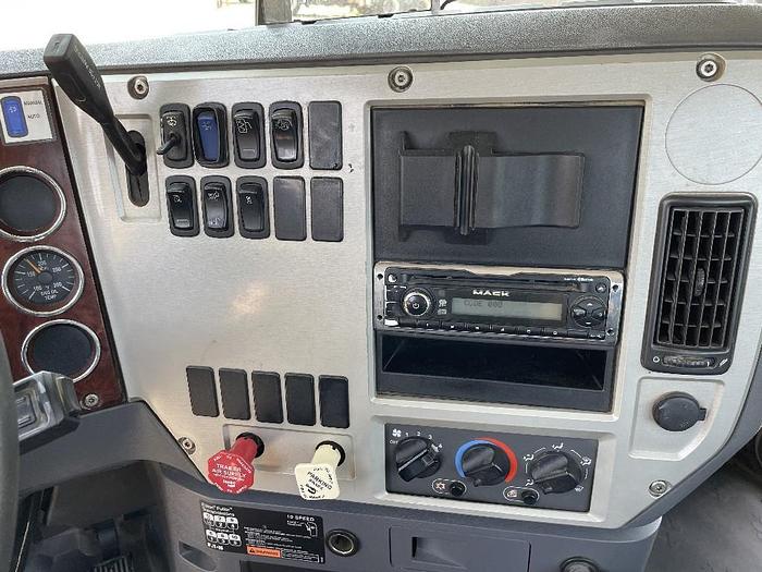 Used 2013 Mack Trucks, Incorporated CHU613