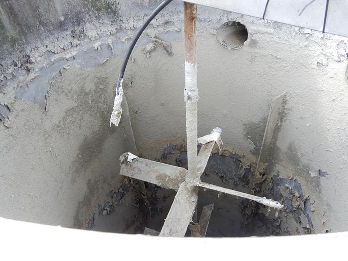 Used 2600 GALLON VERTICAL TANK 304 S/S CONE BOTTOM 5HP AGITATOR