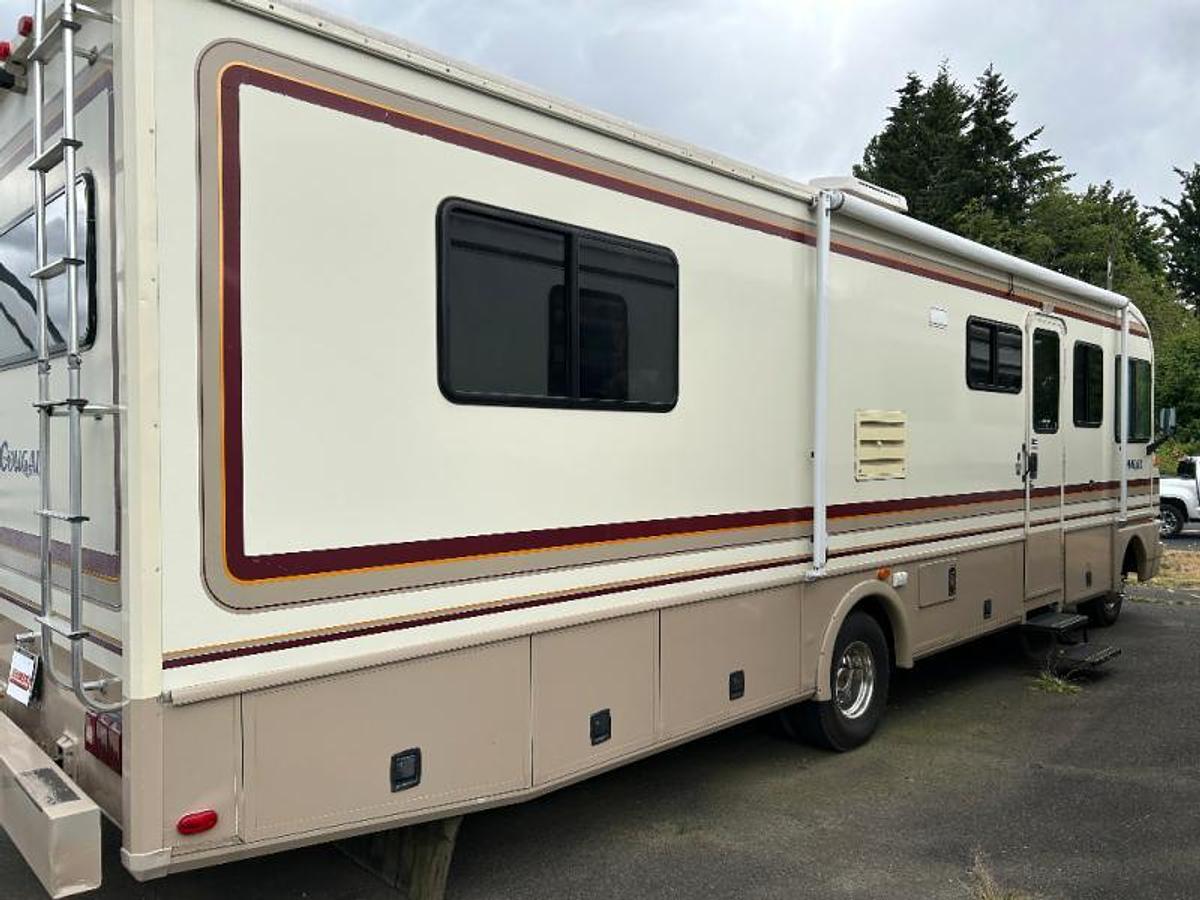 Used Used 1995 Fleetwood RV Bounder 32H