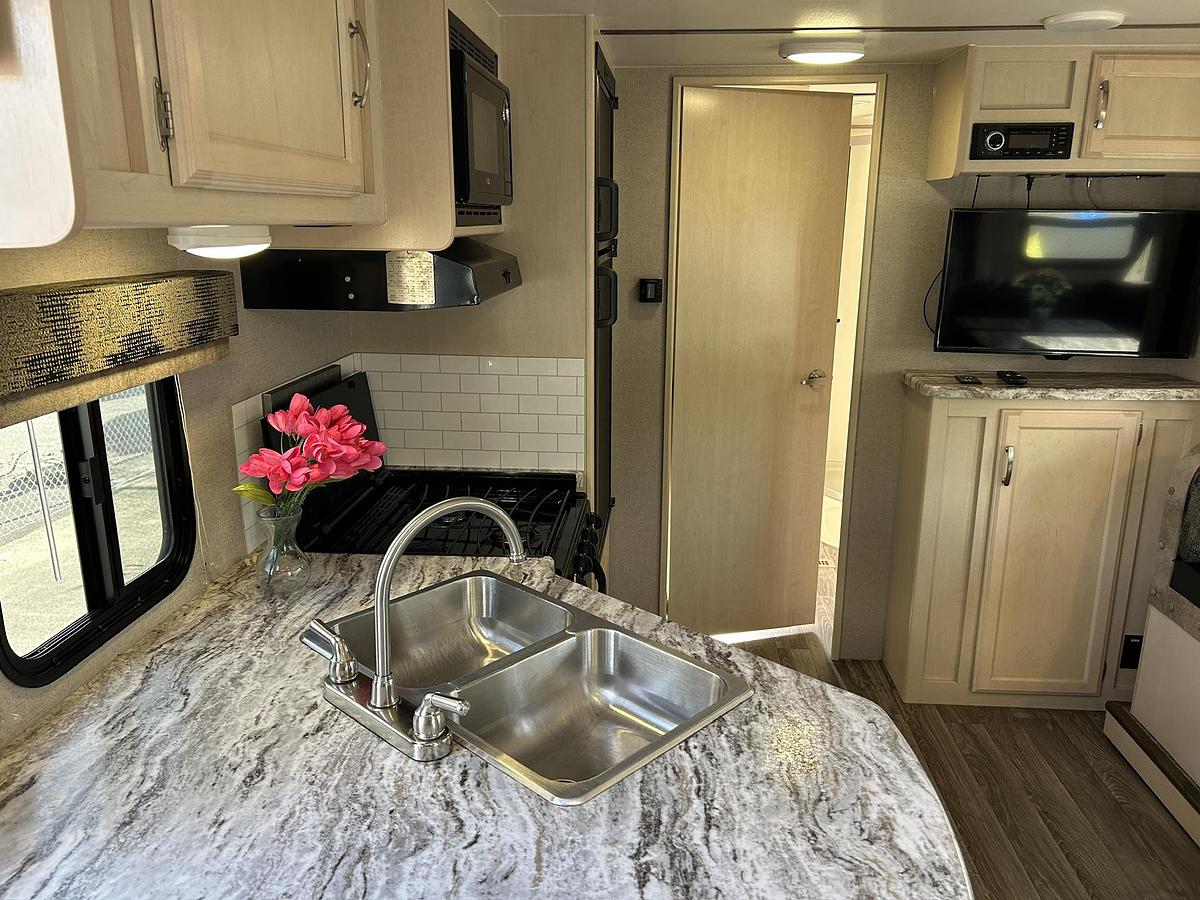Used 2019 Winnebago Minnie 2201MB