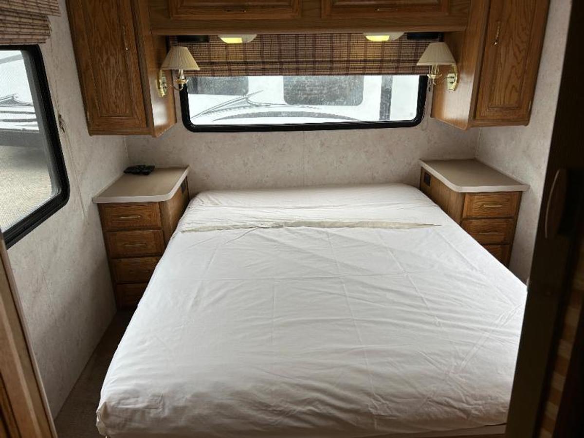 Used Used 1995 Fleetwood RV Bounder 32H