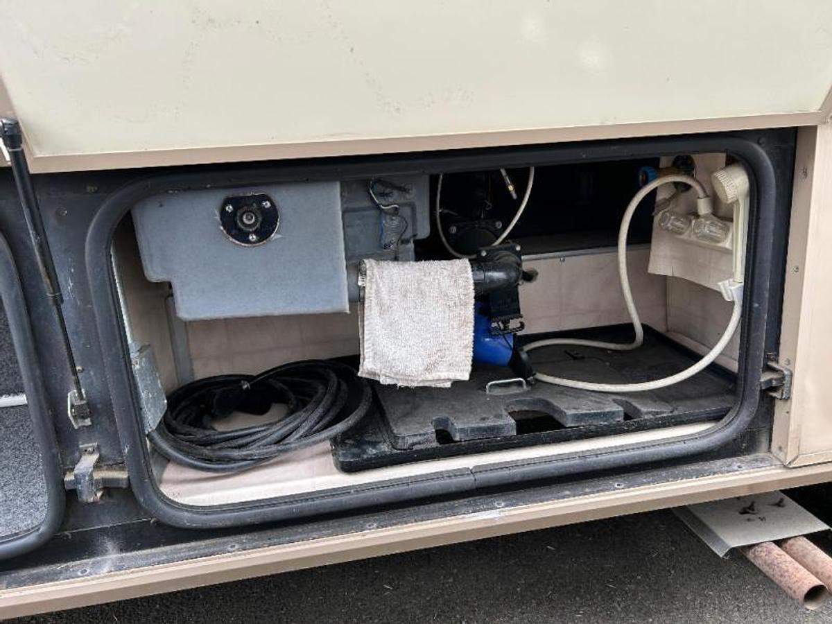 Used Used 1995 Fleetwood RV Bounder 32H