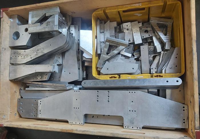 Gebraucht Aluminium Konstruktionsteile, Bleche, Winkel, usw., gemäß Foto, gebraucht