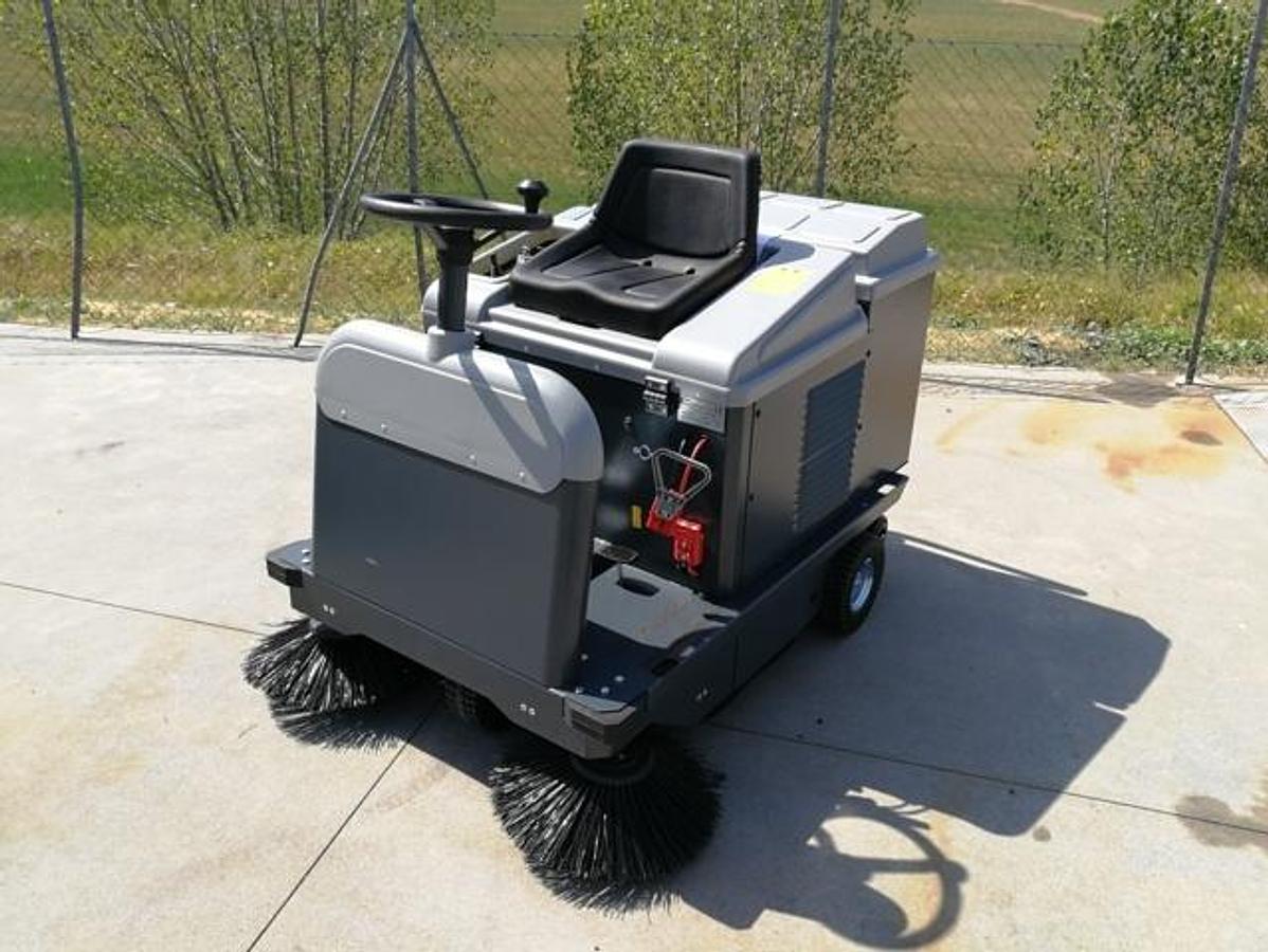 Used 2024 INDUSTRIAL HAND-HELD SWEEPERS ON BOARD WOMAN PERLA 70E – SEMI-NEW