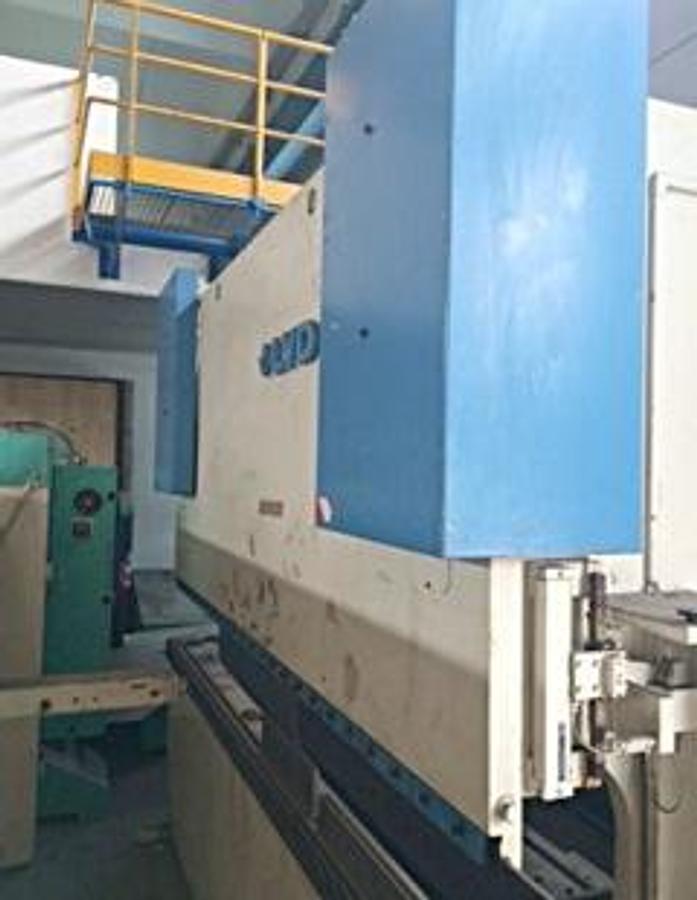 Used HYDRAULIC PRESS BRAKE BRAND LVD MOD. PPEB 135\30