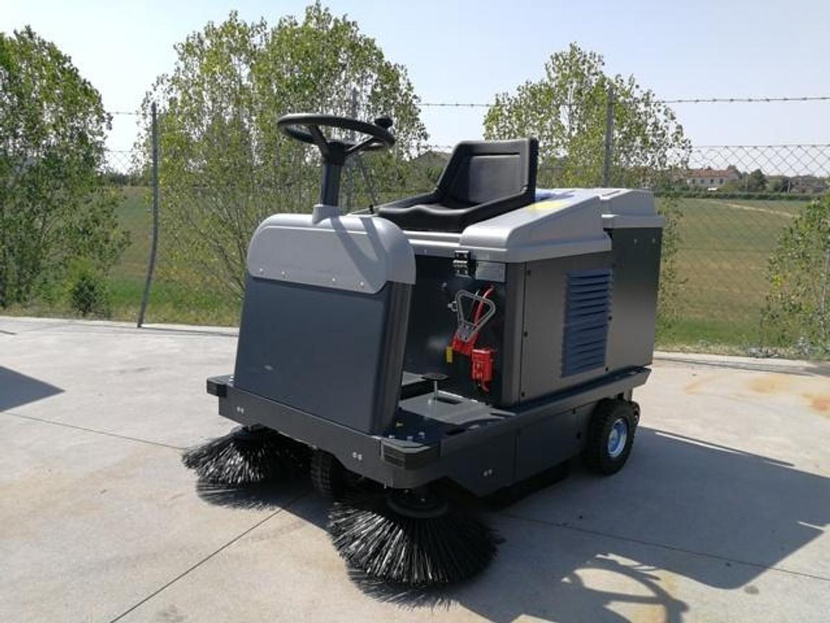 Used 2024 INDUSTRIAL HAND-HELD SWEEPERS ON BOARD WOMAN PERLA 70E – SEMI-NEW