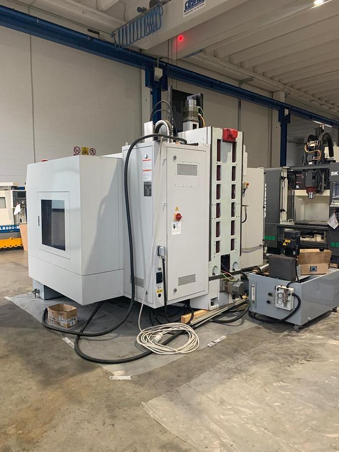 D'occasion CENTRE D'USINAGE VERTICAL MICROCUT modèle MCV-1300, 2002
